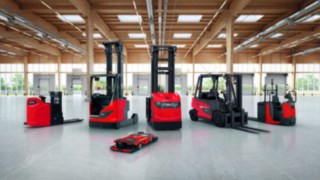 Several vehicles showing the application range of Linde Material Handling. Several vehicles showing the application range of Linde Material Handling.