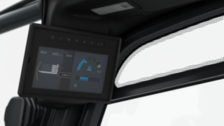 The 7-inch display shows information from the Linde Safety Pilot about load parameters and images from the rear camera. A 7-inch display shows information about the load and camera images