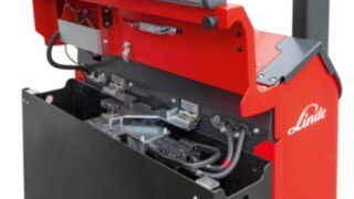 Lateral battery change for the E10 electric forklift truck from Linde Material Handling The E10 electric forklift truck from Linde Material Handling features lateral battery changing, making it suitable for use in multi-shift operation.