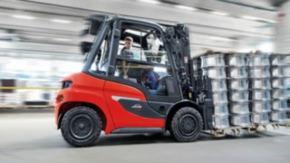 Linde Material Handling H35 – H50 transporting goods in the warehouse