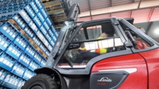 Linde Material Handling H35 – H50 stacking pallets with beverages in indoor use