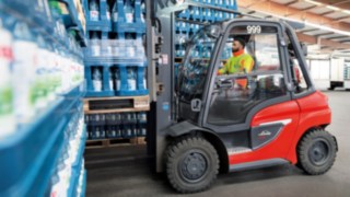 The H35 stacking truck at work in the warehouse. The H35 stacking truck at work in the warehouse.