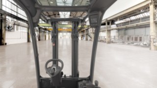 The driver has the best possible view of the load and the surroundings thanks to the further improved field of vision. Even better field of vision in the H20 – H35 IC trucks from Linde Material Handling