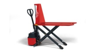 The scissor lift function on the M10 X and M10 XE hand pallet trucks enables the operator to raise the forks to a comfortable working height. The M10 X and M10 XE hand pallet trucks from Linde Material Handling with scissor lift function