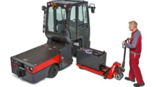 Changing the battery on a Linde tractor with the help of an M25 hand pallet truck