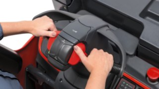 Control of the T20 - T25 FP from Linde Material Handling The T20 - T25 FP from Linde Material Handling accelerates to a maximum speed of 10 or 14 km/h depending on the load.