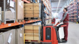 Load backrest for pallet stackers from Linde Material Handling Load backrest for pallet stackers from Linde Material Handling