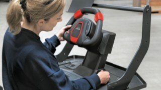 Driver of an order picker adjusts the Linde steering wheel to her height