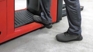 Order picker with pneumatically dampened driver’s platform