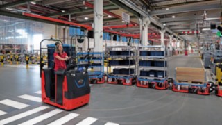The small turning circles of the Linde MH tugger trains facilitates dynamic driving maneuvers.