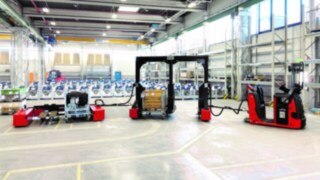 Linde logistic trains in a production hall Linde logistic trains in a production hall