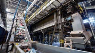Linde E25 - H35 electric forklift trucks ensure safe and ergonomic handling when recycling. Disposal of waste