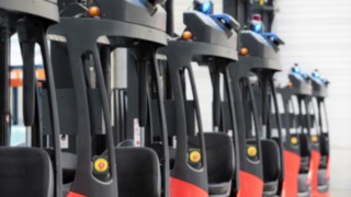 The wide range of automated forklift trucks from Linde have a variety of uses in the beverage industry. Automated R-MATIC forklift truck from Linde Material Handling