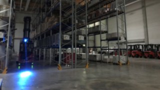 The Linde BlueSpot™ on the automated R-MATIC reach truck from Linde Material Handling warns pedestrians of the approaching truck. Linde BlueSpot™ on the automated R-MATIC reach truck from Linde Material Handling