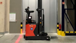 The red warning light on the automated R-MATIC reach truck from Linde Material Handling increases safety in the warehouse. Red warning light on the automated R-MATIC reach truck from Linde Material Handling
