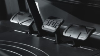 The dual pedal control in the H100 – H180 D and E100 – E180.