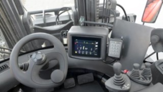The high-resolution 7-inch touchscreen color display allows the driver to keep an eye on all truck data. The high-resolution 7-inch touchscreen color display of the H100 – H180 in detail.