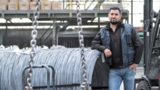 Forklift driver Özkan Erdogan in front of the E30 from Linde Material Handling