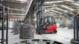 Linde E30 electric forklift truck stacks goods in the warehouse