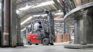 The E30 electric forklift truck from Linde Material Handling offers a driving experience like no other. Linde Material Handling E30 electric forklift truck transports goods in the warehouse