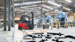 The new E30 electric forklift truck from Linde with Linde Steer Control undergoes field test at WDI Hamm. The new E30 electric forklift truck with Linde Steer Control from Linde Material Handling undergoes field test at WDI Hamm.