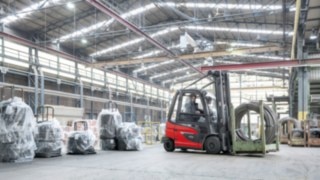 Westfälische Drahtindustrie GmbH, with its headquarters in Hamm, Germany, is among the largest independent producers of quality wire in Europe. E30 electric forklift truck from Linde transports a roll of wire in the WDI warehouse.
