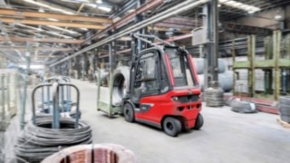 E30 electric forklift truck from Linde Material Handling transports goods in the warehouse