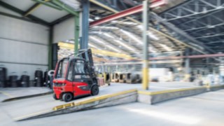 Stress-free driving with the E20 – E35 electric forklift trucks from Linde Material Handling