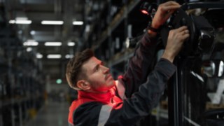 Light and warning systems from Linde Material Handling enable safe, precise handling. Linde technician installing a light solution