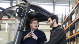 Training of a forkliftdriver by a Linde trainer