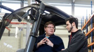 Training of a forkliftdriver by a Linde trainer