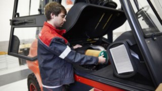 Service Employee of Linde on the vehicle Service Employee of Linde on the vehicle