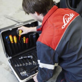 Service technician from Linde Material Handling with cases Service technician from Linde Material Handling with cases