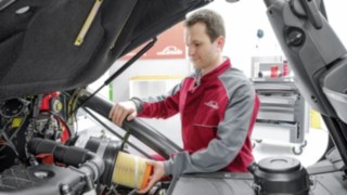 Linde Service technician working on truck