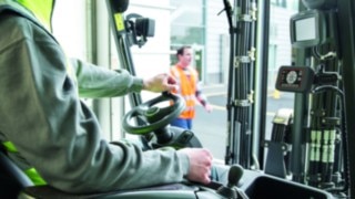 The Truck Unit warns the driver with LED lights and acoustic signals Driver’s cabin with the Linde Safety Guard Truck Unit