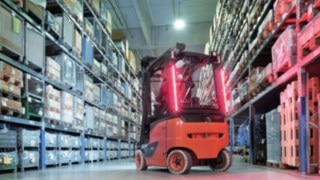 The innovative lighting concepts Linde VertiLight and Linde LED Stripes from Linde Material Handling offer a reliable way to improve safety in the warehouse.