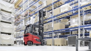 E30 electric forklift truck from Linde Material Handling organizes goods in the warehouse