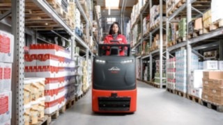 N20 C order pickers from Linde Material Handling in the warehouse