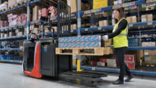 The N16 Li N20 series order picker from Linde Material Handling's Autolift feature automatically lowers the forks in proportion to the rising height of the load.