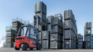 Electric forklift truck from Linde Material Handling in outdoor use