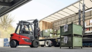 A Linde X35 electric forklift truck unloads a truck