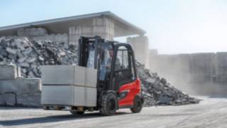 The X35 electric forklift truck from Linde Material Handling in operation