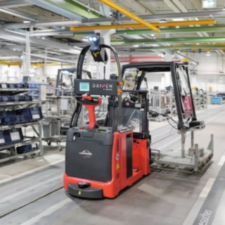 The L-MATIC AC driverless transport system from Linde in use in the production hall.