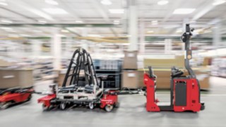 Automated Linde tow tractor with Linde load train for line supply in production