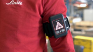 The Distance Beeper from Linde helps to maintain a healthy safety distance The Distance Beeper from Linde on the arm of an employee