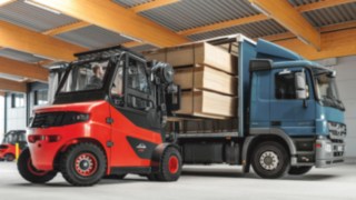 The Linde Truck Call app provides a simple solution for allocating transport jobs. Forklift unloading a lorry
