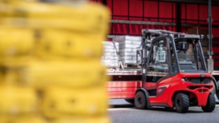H30 diesel forklift truck—the innovative forklift truck Linde forklift truck loading a truck
