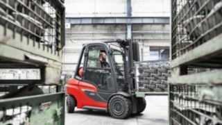 Linde Material Handling H20 – H35 transporting a pallet in the warehouse