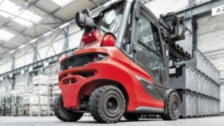 Linde forklift truck stacking boxes