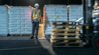 The cab protects the driver and provides outstanding all-round visibility of the load and the working environment thanks to its armored glass roof and large-scale glass doors. Full cab of a diesel forklift truck from Linde Material Handling